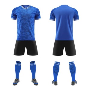 Ensemble de maillot de football pour homme à rayures imprimées rouge et blanc, col en V, avec short noir et chaussettes, en polyester respirant, coupe athlétique toutes saisons - Product Image 4