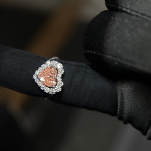 Bague halo en or 14 carats avec diamant rose intense fantaisie de 2 carats en forme de cœur, cultivé en laboratoire, certifié IGI, qualité VVS2 - Product Image 1