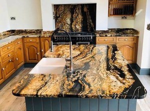 Plan de travail d'îlot de cuisine en granit Fusion Gold poli, dalle de pierre naturelle, design traditionnel, application au sol - Product Image 4