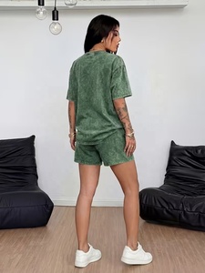 Ensemble deux pièces vert délavé à l'acide pour homme : T-shirt col rond imprimé et short – Tenue décontractée d'été avec impression par transfert thermique 100 % coton - Product Image 2