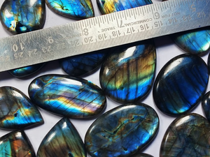 Piedra preciosa natural de labradorita multicolor en forma mixta, altura de 4-6 mm, tamaño 15 x 40 mm, peso de 5 a 10 gramos. - Product Image 1