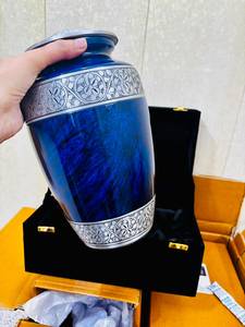 Wholesale Brassworld India Adult American Style Eco-Friendly Durable Customizable Cremation Urns <b>Green</b> <b>Velvet</b> Box 200/220 Cubic - Product Image 2