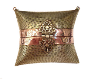 Bolso de mano tipo almohada con marco metálico elegante para mujer india, ideal para bodas y fiestas, con logotipo personalizado en caja. - Product Image 2