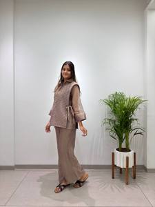 Presentamos el Nuevo Conjunto de Top y Pantalones Plazzo de Seda Salsa para Mujer, Diseño de Diseñador, para Fiestas, Hecho a Mano, Elástico, de Secado Rápido y Sin Arrugas - Product Image 2