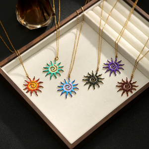 Collier pendentif soleil pour femme avec artisanat en émail et placage or électrolytique en différentes couleurs - Product Image 6