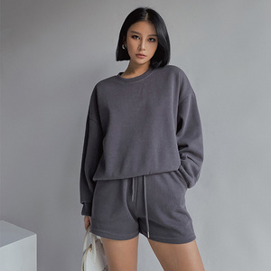 Conjunto de Sudadera y Pantalones Cortos para Mujer, Color Gris Sólido, Corte Holgado, Cuello Redondo, con Logotipo Frontal, Ropa Casual, Manga Larga, Algodón Transpirable - Product Image 2