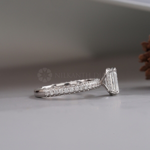 Anillo de Oro Blanco con Diseño Moderno, Anillo con Diamantes Creados en Laboratorio con Corte Baguette, Certificado por IGI con Claridad VVS para Mujer en Venta - Product Image 3