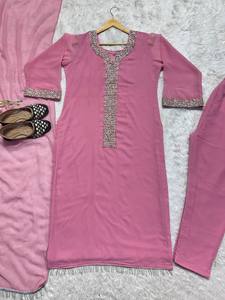 Vestido Tradicional Indio-Pakistaní Rosa Bordado con Detalles en Plata, Largo hasta el Suelo, para Bodas - Product Image 5