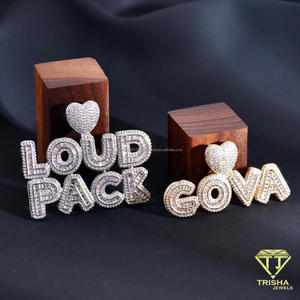 Colgante de letras LOUD PACK con diamantes de moissanita al por mayor, con acento de corazón brillante, diseño de letras totalmente cubierto de diamantes, estilo streetwear de lujo - Product Image 3