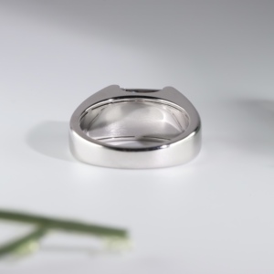 Anillo de compromiso para hombre de oro blanco de élite con diamante cultivado en laboratorio de corte esmeralda, moderno, con engaste de media bisel de estilo oriental y occidental, banda ancha para boda - Product Image 2
