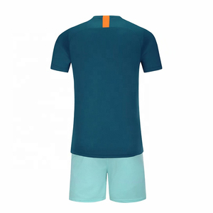 Conjunto de Camiseta y Pantalones de Fútbol Personalizados con Impresión por Sublimación Profesional y Elegantes Elementos Gráficos de Plumas - Product Image 2