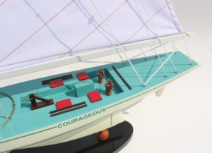 Modèle de bateau à voile en bois peint à la main COURAGEOUS-America Yacht - Product Image 4
