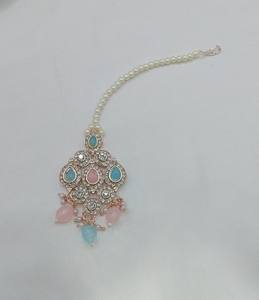 Parure de bijoux de mariée exquise en alliage plaqué or rose, avec collier ras-du-cou, boucles d'oreilles et Maang Tikka ornés de zircons et de pierres multiples, pour mariage et soirée - Product Image 5