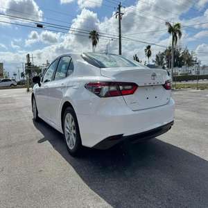 Camry d'occasion et neuve 2020-2022, intérieur foncé, sièges en cuir, pneus R15, bon état, prête à être expédiée immédiatement - Product Image 1