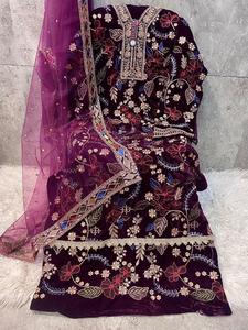 Ensemble de salwar kameez en velours de luxe avec bas en santoon et dupatta en filet pour une tenue festive élégante de Diwali en hiver - Product Image 4