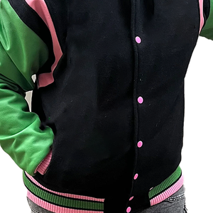 เสื้อแจ็คเก็ตวาร์ซิตี้พรีเมียม แต่งริบบิ้นขนสัตว์ ปักลาย ตัวอักษร สำหรับผู้หญิง ทรงบอมเบอร์ ป้องกันลม พร้อมระบบทำความร้อน งานปักแบบวินเทจ  บริการ OEM - Product Image 4