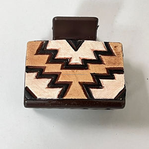 Pinza para el Cabello de Cuero Vacuno Auténtico Hecha a Mano con Diseño Azteca, Elegante y Moderna, Accesorios para el Cabello de Mujer - Product Image 4
