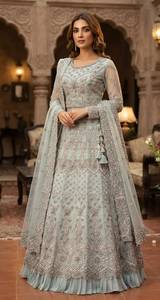 Lehenga Choli de Diseño Lujoso con Pedrería Hecha a Mano, Diseño Floral, Largo hasta el Suelo, Vestido de Novia Tradicional Pakistaní - Product Image 1