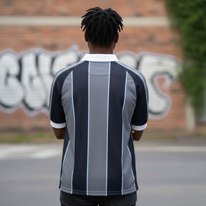 Maillot de football personnalisé pour homme à rayures, manches courtes, en polyester respirant, uniforme de football avec impression de logo sur le devant, utilisable toute l'année - Product Image 2