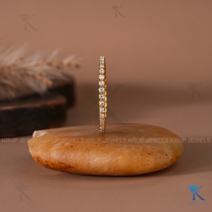 Bague d'éternité entièrement sertie de diamants ronds dans un or jaune massif 14 carats, empilable, minimaliste, pour femme, pour mariage ou anniversaire. - Product Image 2