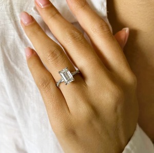 Bague de fiançailles en diamant de laboratoire taille émeraude 2,5 carats, pavé torsadé, certifiée IGI, clarté VVS, or, tendance, pour femme - Product Image 4