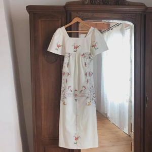 Vestido Maxi de Algodón Blanco Bordado con Flores Hecho a Mano, Ropa Étnica Elegante con Mangas con Volantes y Detalles de Bordado Intrincado - Product Image 1