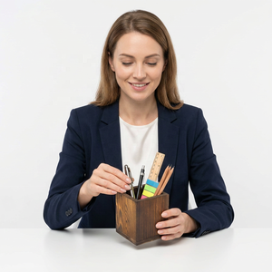 Porte-stylos en bois écologique 4x4x4,8 pouces, organisateur de bureau carré durable, finition naturelle, fournitures de bureau - Product Image 1