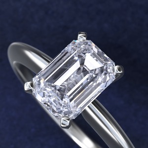Bague de fiançailles solitaire à quatre griffes, taille émeraude, certifiée GIA, diamant de laboratoire 2,10 carats E VS1, en or massif 14 carats, produit spécial - Product Image 3