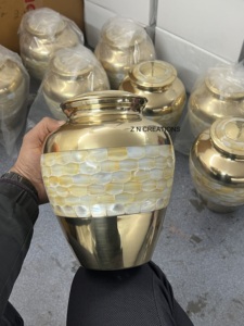 Urnes funéraires en laiton de haute qualité avec incrustation de nacre pour cendres humaines, urnes artisanales en laiton avec incrustation de MOP, fabriquées en Inde - Product Image 5