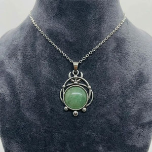 Collar con Colgante Circular de Piedra Verde y Latón, Diseño Ornamentado con Cuentas, Estilo Vintage, Joyería Étnica Boho Hecha a Mano, Regalo para Mujer - Product Image 1