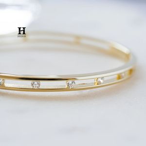 Brazalete Minimalista de Doble Barra con Diamantes Cultivados en Laboratorio de Corte Redondo, Oro de 14K, Brazalete con Piedras Flotantes - Product Image 6