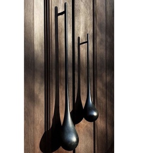 Tirador de puerta cónico en forma de lágrima, acabado negro mate, tirador largo para gabinete, herrajes distintivos para muebles de interiores modernos - Product Image 1