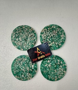 Ensemble de 4 dessous-de-verre multifonctionnels en résine époxy avec pierres naturelles intégrées, écologiques et modernes, style terrazzo - Product Image 4