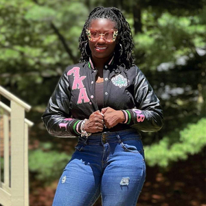 Chaqueta Universitaria Clásica Negra de Lana con Parches de Lona Rosa y Verde Chenille, Ropa Personalizada para Hermandades Griegas Divine Nine - Product Image 3