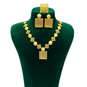 ชุดสร้อยคอและต่างหูแบบกล่องทองเหลืองชุบทอง 24K พร้อมจี้ทรงสี่เหลี่ยม เครื่องประดับทรงเรขาคณิตทันสมัยสำหรับงานแต่งงานสำหรับผู้หญิง - Product Image 1