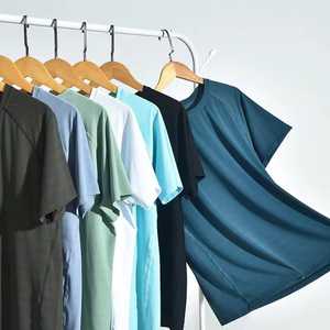 เสื้อยืดคอกลมแขนสั้นสำหรับผู้ชาย ระบายความชื้นได้ดี สีน้ำเงินล้วน โพลีเอสเตอร์ ชุดกีฬา ใส่ได้ทุกฤดู - Product Image 3