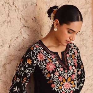 Ensemble Salwar Kameez brodé noir pour femme, costume pakistanais en mousseline avec dupatta, idéal pour mariage, fête, Diwali, avec broderies riches. - Product Image 1