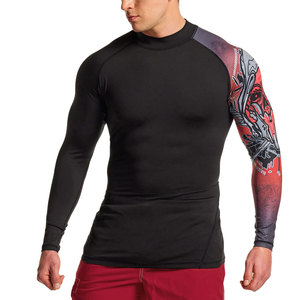 Rashguard à manches longues pour homme, noir avec impression par sublimation rouge et gris sur la manche droite, séchage rapide, Spandex Polyester - Product Image 3
