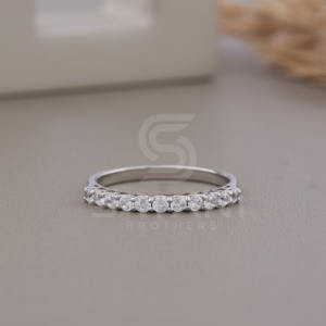 Anillo de Moissanita de Media Eternidad en Oro de 18K, Color D, VVS, Anillo Corona, Joyería Única y Brillante para Compromiso y Boda, de la India - Product Image 1