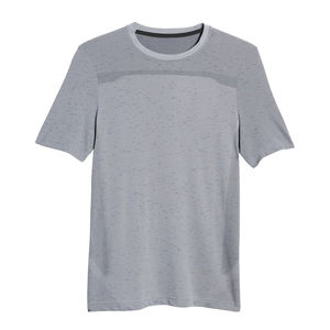 เสื้อยืดคอกลมแขนสั้นสีเทาสำหรับผู้ชาย คุณภาพพรีเมียม ทรงปกติ เนื้อผ้าถัก ระบายอากาศได้ดี สีพื้น สไตล์ลำลอง ผลิตจากโพลีเอสเตอร์ 100% - Product Image 4