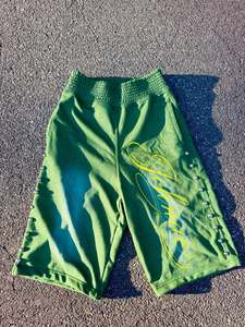 Shorts longs décontractés pour homme, 100% coton éponge, couleur unie, effet délavé soleil, avec cordon de serrage, taille élastique, grammage lourd, imprimé sérigraphié, effet vieilli sur le devant - Product Image 5