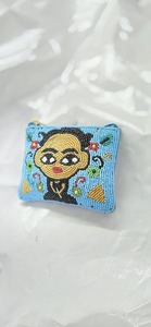 Monedero de Lona Bordado a Mano con Cuentas de Loros, Monedero de Cuentas Surtidas Hecho en India, Monedero Hecho a Mano para Mujeres y Niñas - Product Image 5