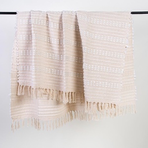 Plaid en tricot texturé style ferme, rayé blanc, tissé à la main, épais, bohème, décoratif, avec pompons - Product Image 3