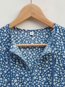 เสื้อกล้ามผู้หญิงผ้าฝ้าย 100% พิมพ์ลายบาติกสไตล์โบฮีเมียน  ตกแต่งด้วยลูกไม้ลายดอกไม้และโบว์  ระบายอากาศได้ดี เป็นมิตรต่อสิ่งแวดล้อม  ลายพิมพ์ด้วยเทคนิคแฮนด์บล็อกสีคราม - Product Image 5