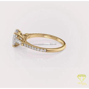 Anillo de compromiso de tres piedras con diamante cultivado en laboratorio de corte cojín en oro amarillo de 14K con piedras laterales de baguette cónicas y pavé para boda - Product Image 4