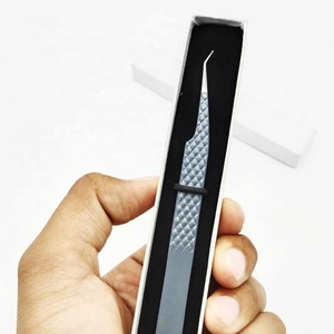 Pince à épiler pour extensions de cils en acier inoxydable, pointe argentée et revêtement noir brillant, angle de 45 degrés / Emballage en boîte carton - Product Image 6