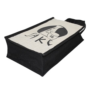 Sac à vin en jute personnalisé avec logo imprimé, compartiment intérieur pour deux bouteilles, laminé PP, noir et blanc, avec poignée et motif lettres - Product Image 2