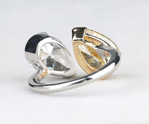 Anillo Toi Et Moi de oro blanco de 10 quilates con diamantes de laboratorio de 2 quilates cada uno, corte pera, amarillo y blanco, diamante amarillo de fantasía, anillo de oro de 2 piedras para ella - Product Image 5