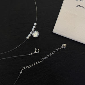 สร้อยคอมุกน้ำจืดธรรมชาติ 3-4 มม. ประดับเพชรโทนอุ่น โดดเด่นด้วยดีไซน์ 'เส้นไหมปลา' ที่มองไม่เห็น - Product Image 4