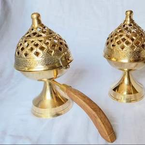 Quemador de incienso árabe de latón con mango de madera, Mabkhara, quemador de Oud, soporte de incienso tradicional de Oriente Medio - Product Image 1